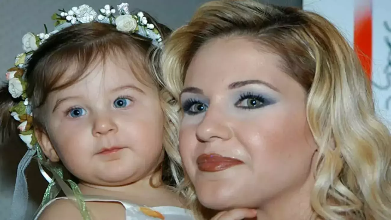 Emine Ün’ün Kızı Duru Büyüdü, Güzelliğiyle Dikkat Çekiyor