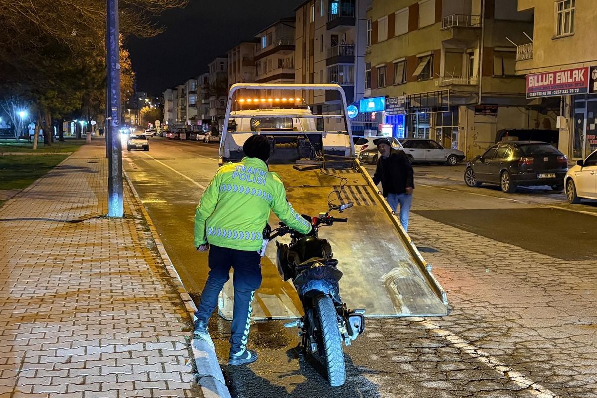 Ehliyetsiz Motosikletli Sürücü, Polisten Kaçarken Yakalandı