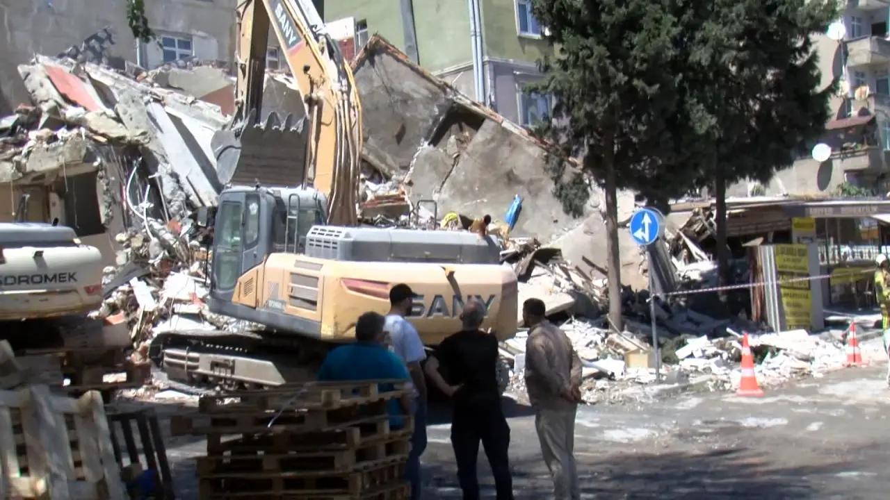 Küçükçekmece’de Yıkım Sırasında Bina Çöktü, Ekipler Sevk Edildi
