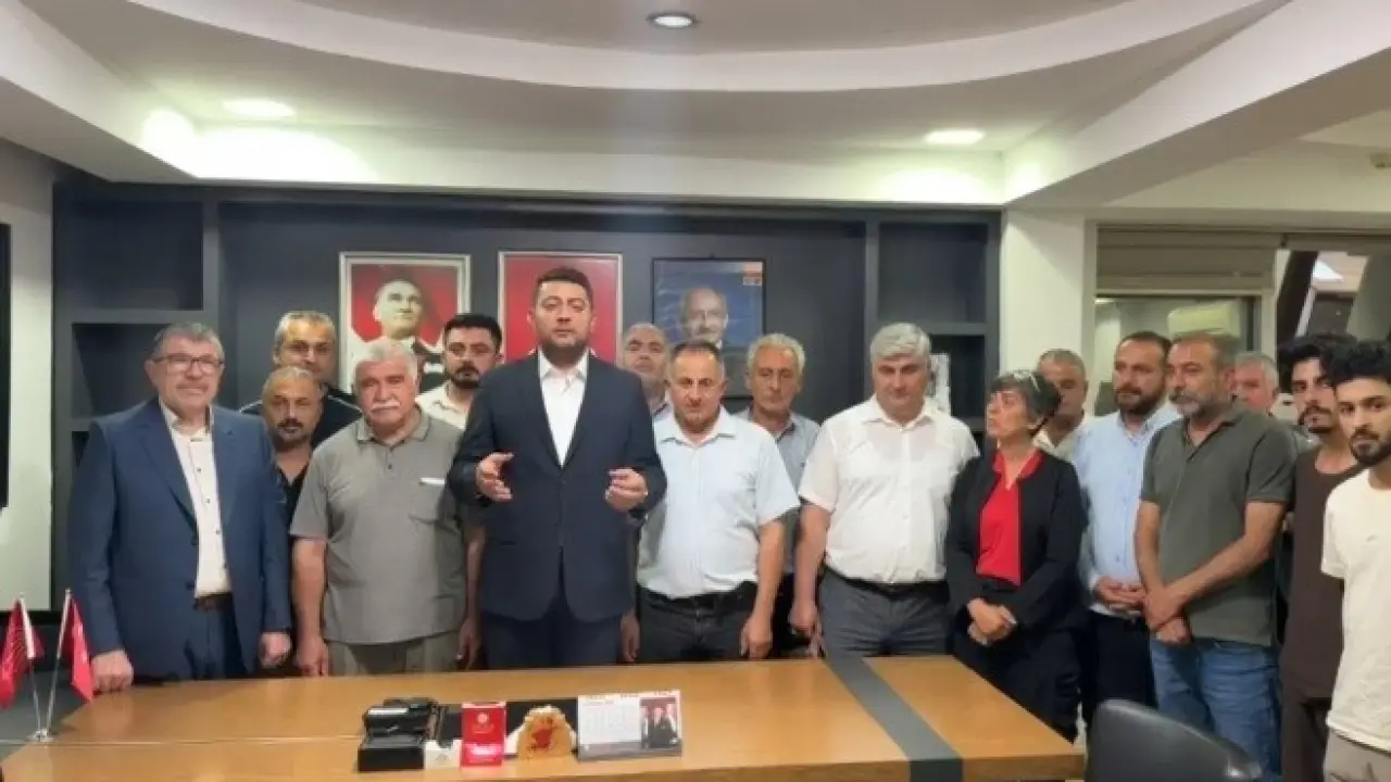 CHP Malatya İl Başkanlığı’nda Gece Giriş: Yeni Başkan Çilingirle İçeri Girdi
