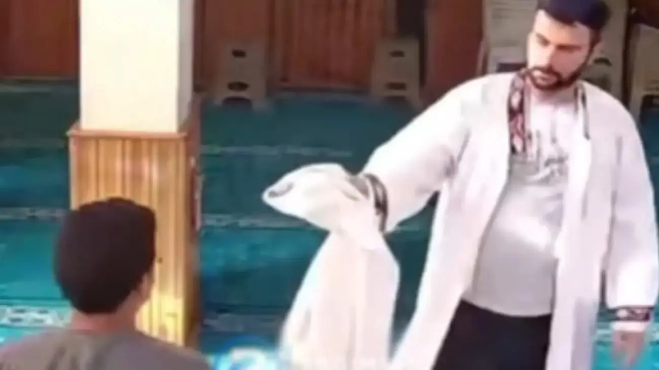 Şortla Camiye Gelen Gence İmamdan Takdir Edilen Davranış