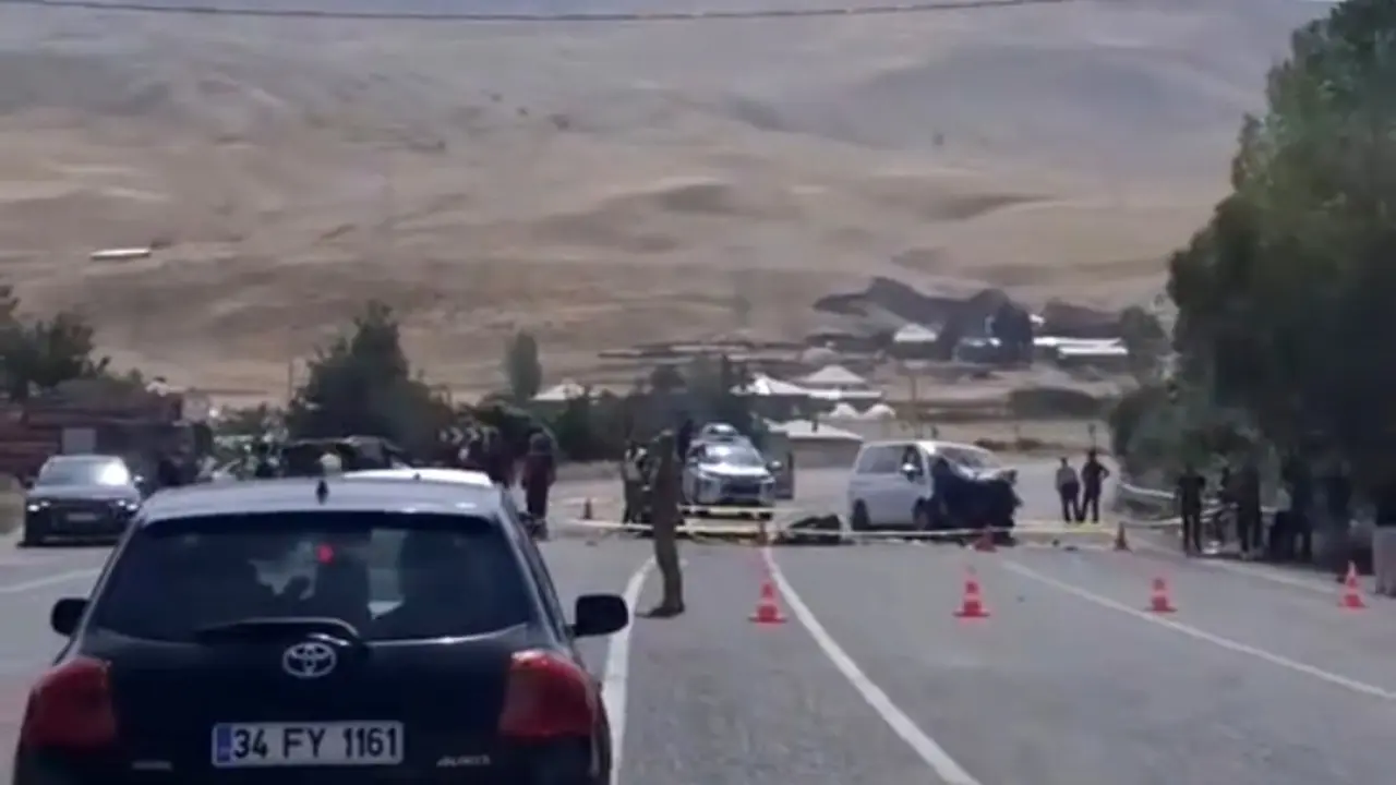 Van’da Kafa Kafaya Çarpışma: 2 Ölü, 9 Yaralı