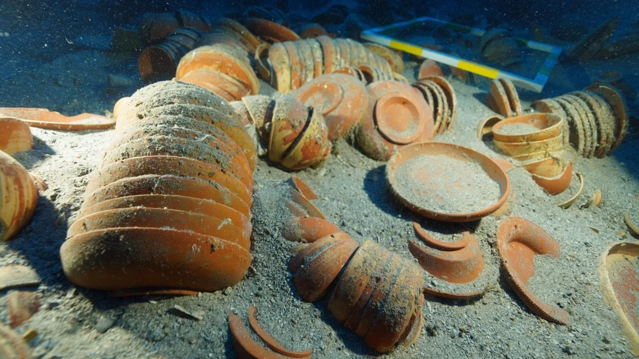 Adrasan’da 2.100 yıllık sofra takımı gün yüzüne çıktı