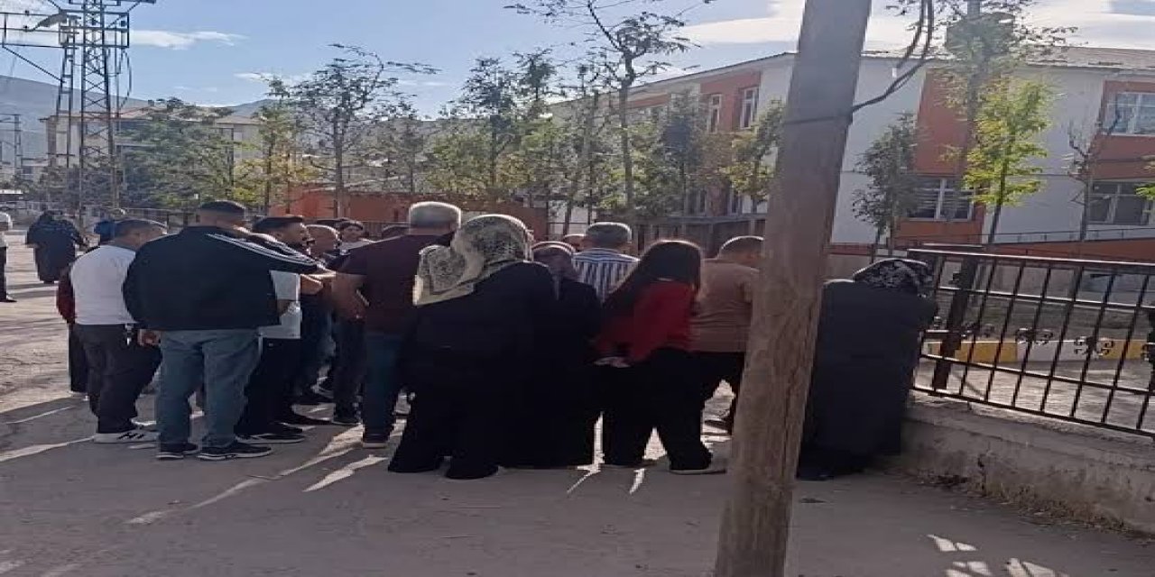 Okula Silahla Gelen Öğrenci Van’da Öğretmenlerce Fark Edildi