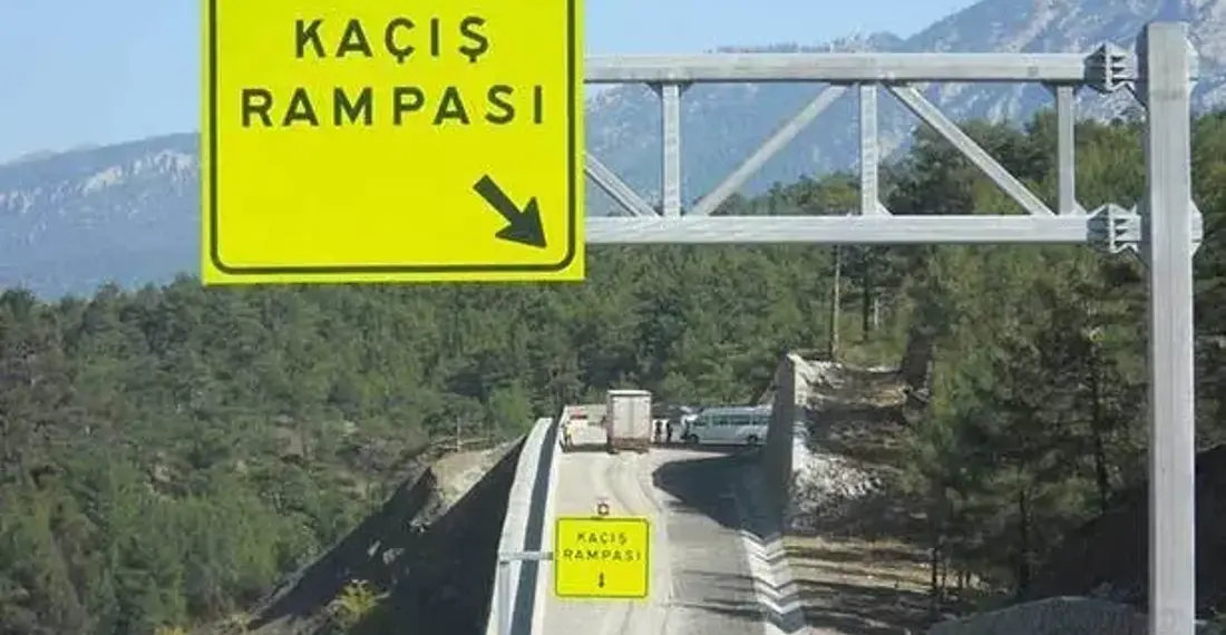 Acil kaçış rampaları ağır vasıtaları kazadan koruyor
