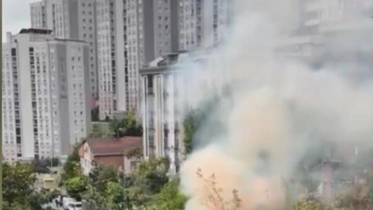 İstanbul’da elektrik direğinde patlama: Yangın çıktı