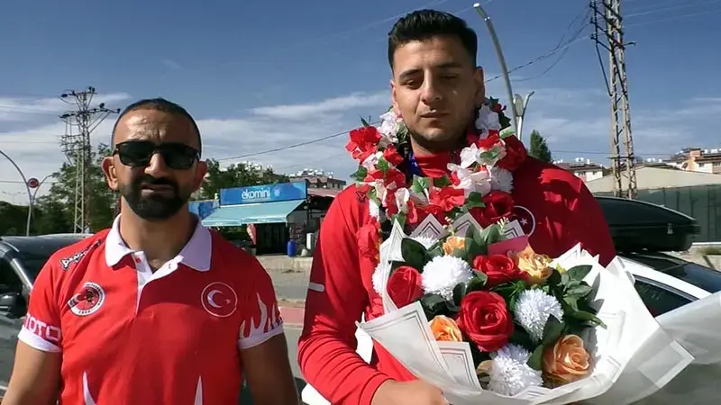 Muay Thai dünya şampiyonu Furkan Bilici’yi Van’da coşku