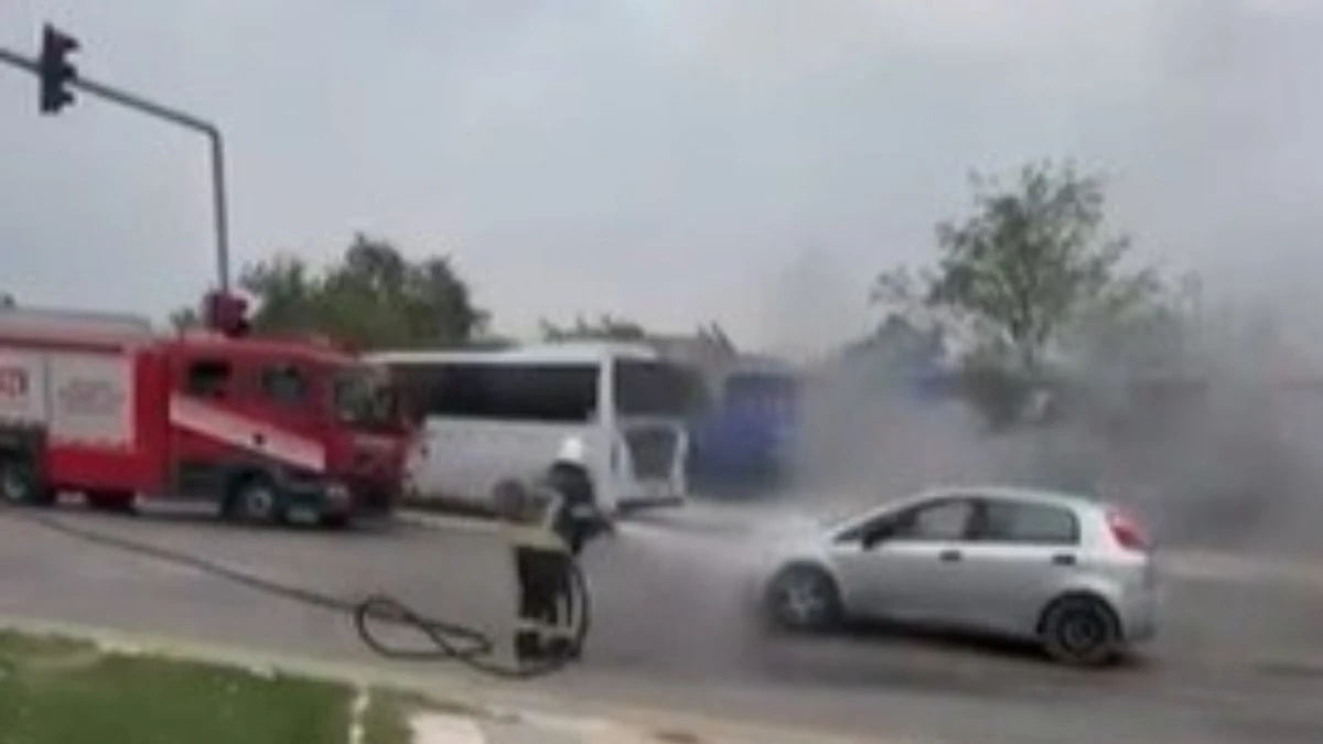 Elazığ’da alev alan otomobil itfaiyeyle söndürüldü