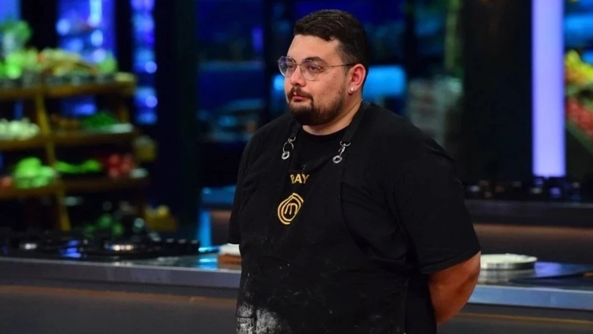 MasterChef Eray siyasete atıldı: Rozetini kim taktı?