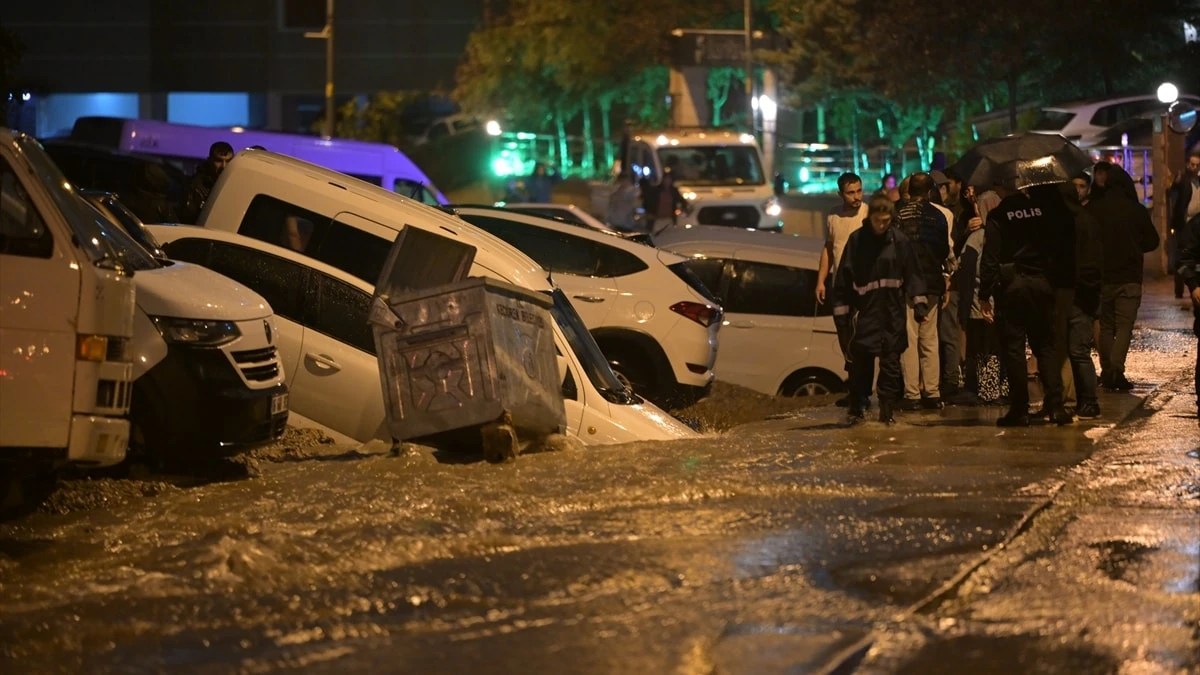 Ankara sağanağı ulaşımı vurdu: Yol çöktü, araçlar kaldı