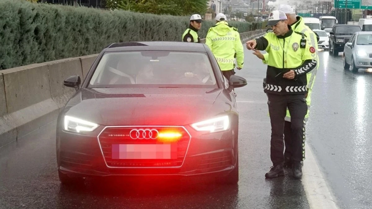 MHP’li Feti Yıldız’dan çakarlı araç kullanımı uyarısı