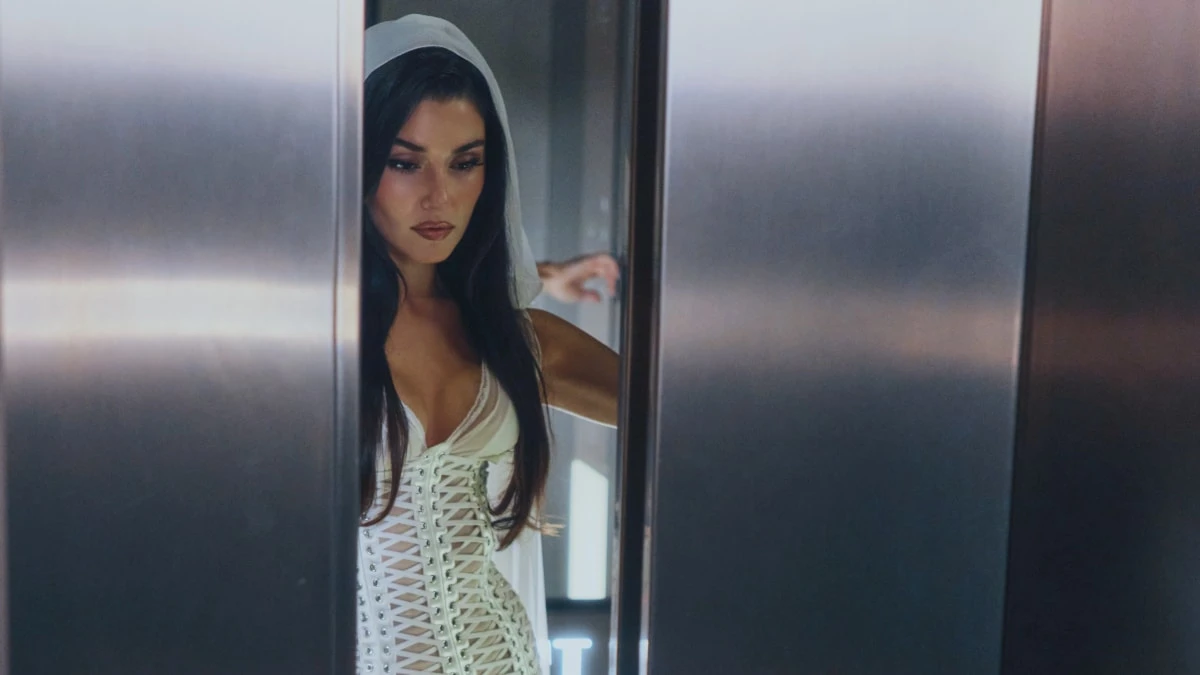 Hande Erçel davette gelin görünümüyle dikkat çekti