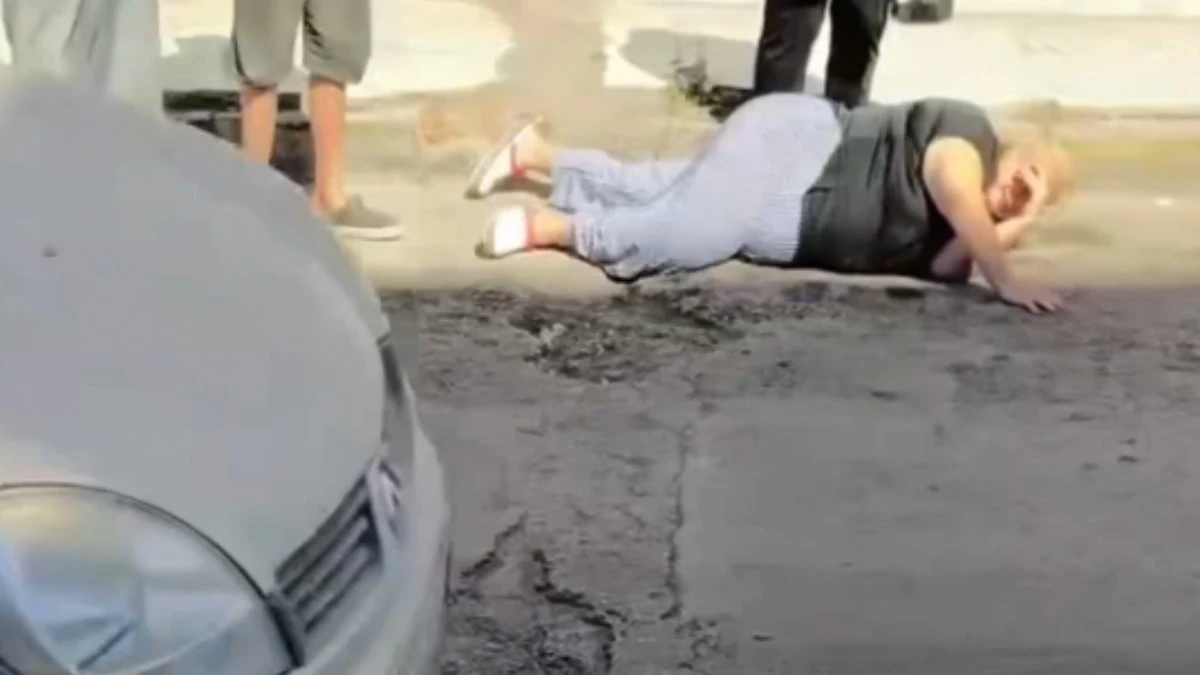 İzmir Bayraklı’da bozuk yol: Vatandaşın ayağı kırıldı
