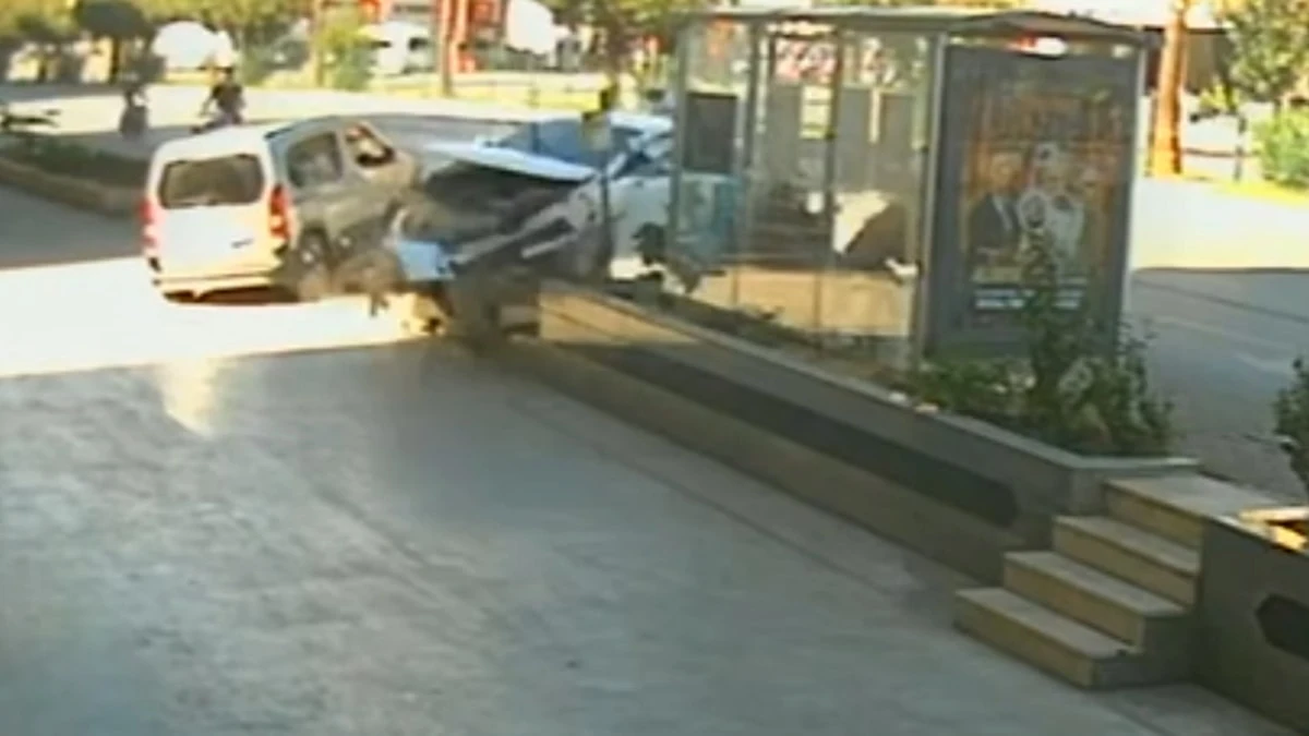 Antalya’da otomobil kazası: 1’i ağır 3 kişi yaralandı