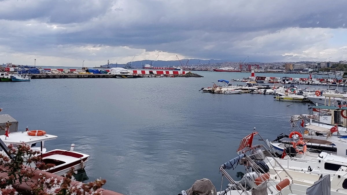 Tekirdağ’da fırtına balıkçıların denize açılmasını engelledi