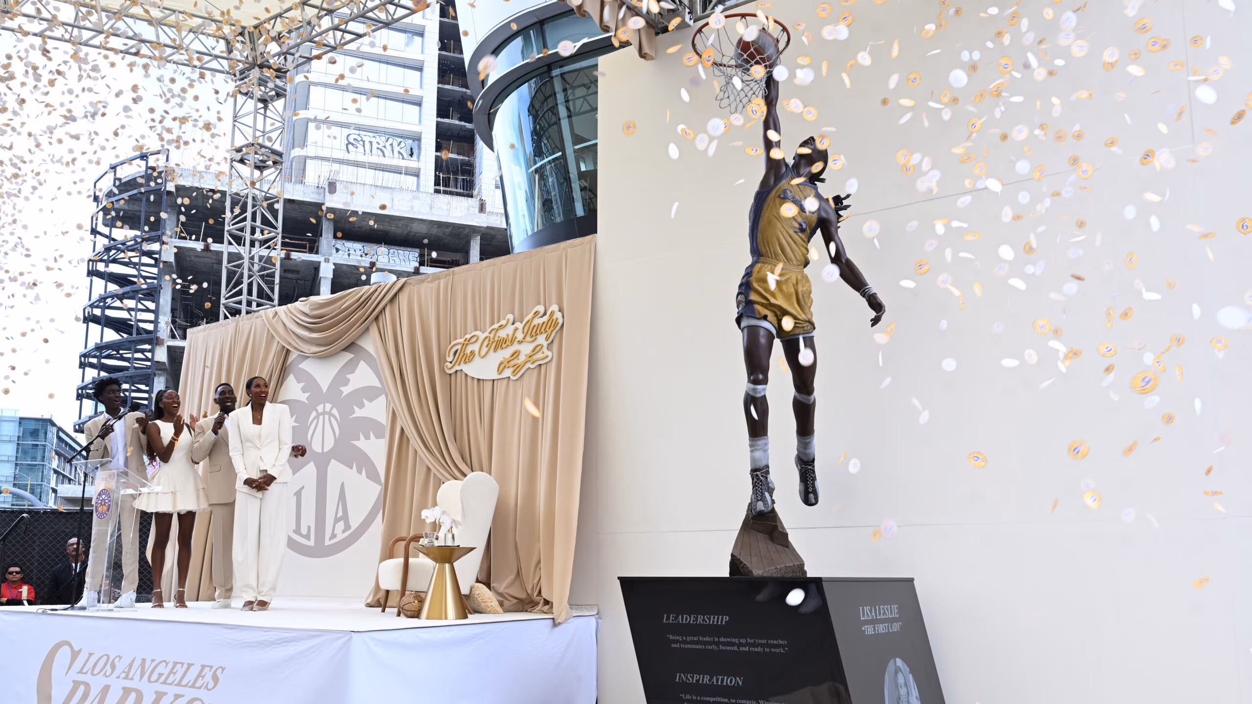 Lisa Leslie heykeli Los Angeles’ta törenle açıldı