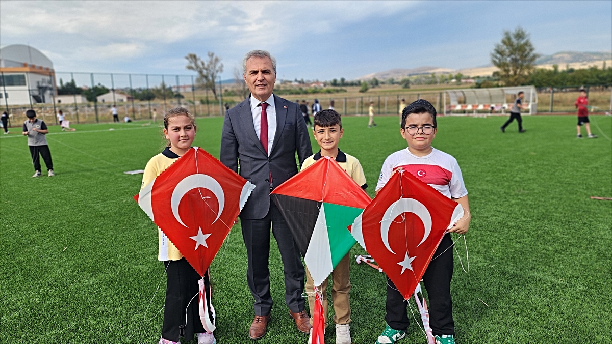Suluova’da Gazze için 100 uçurtma barış için gökyüzünde