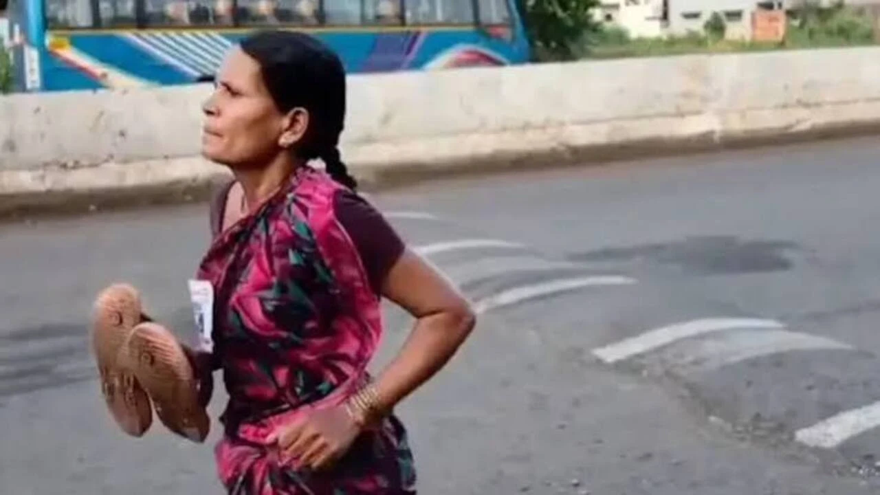 Yalınayak yarışla gündem olan annenin eğitim mücadelesi