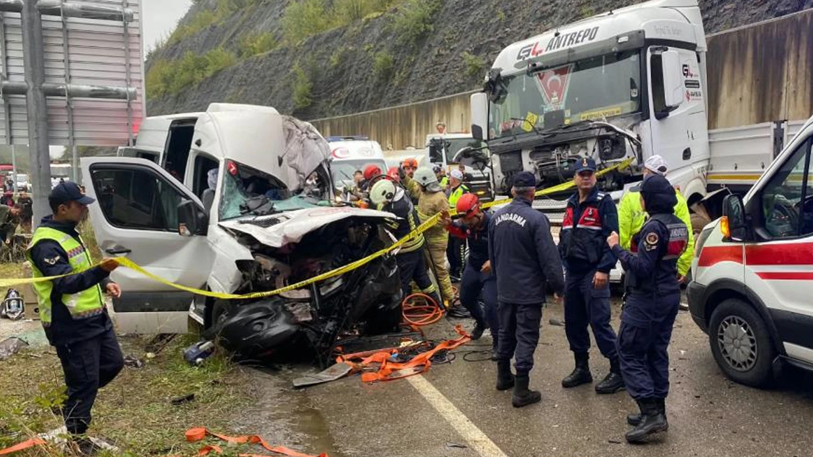 Bartın-Karabük yolunda tır ile minibüs çarpıştı