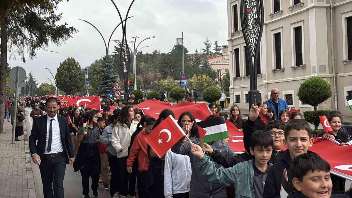 Bolu’da Gazzeli çocuklar için binlerce öğrenci yürüdü