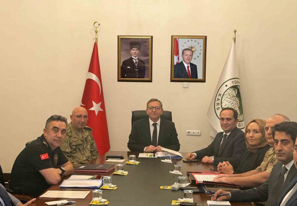 Kars Valisi Ziya Polat toplantıda güvenliği değerlendirdi