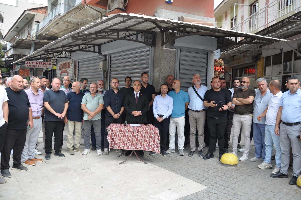 Salihli’de kasklı kuyumcu soygun girişimi: 2 yaralı