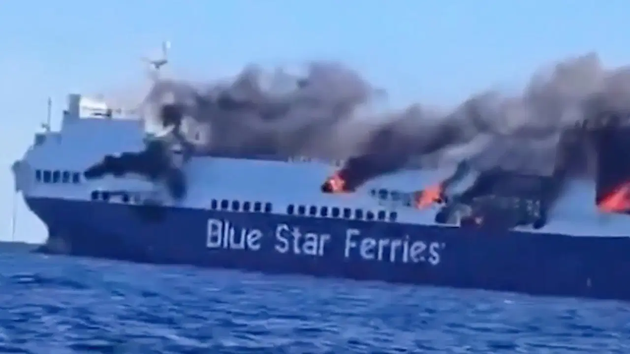 Mikonos Açıklarında Kargo Gemisi Yangını Endişesi