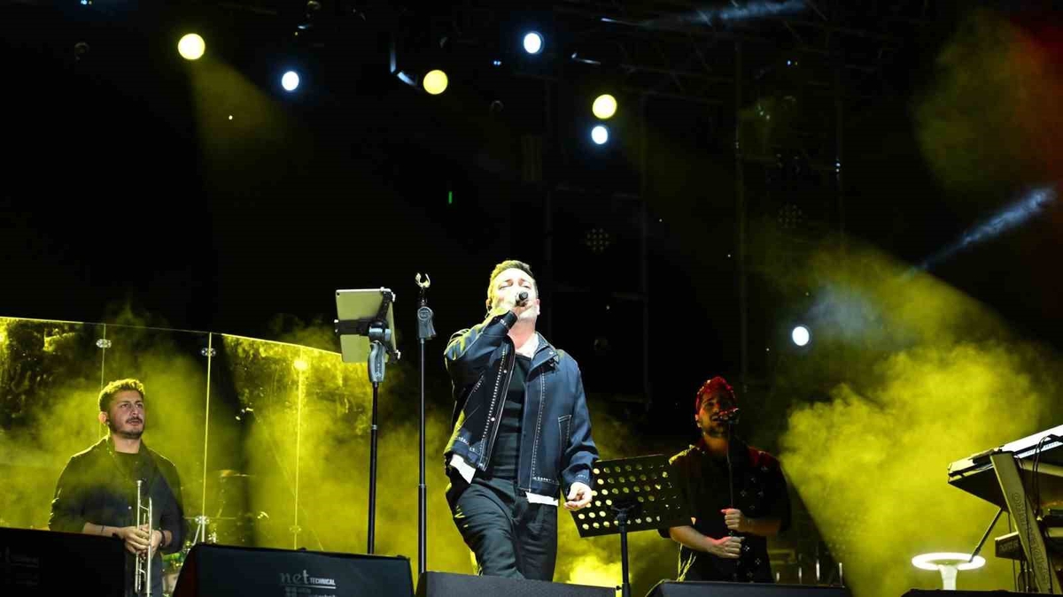Oğuzhan Koç, Edirne konserinde sigara tepkisi gösterdi