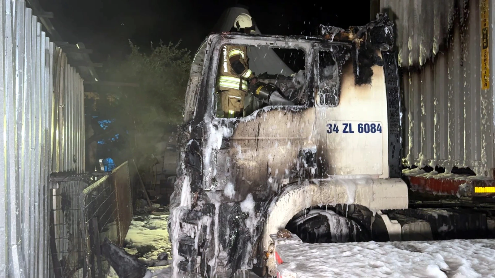 Park halindeki TIR, Avcılar’da alevlere teslim oldu