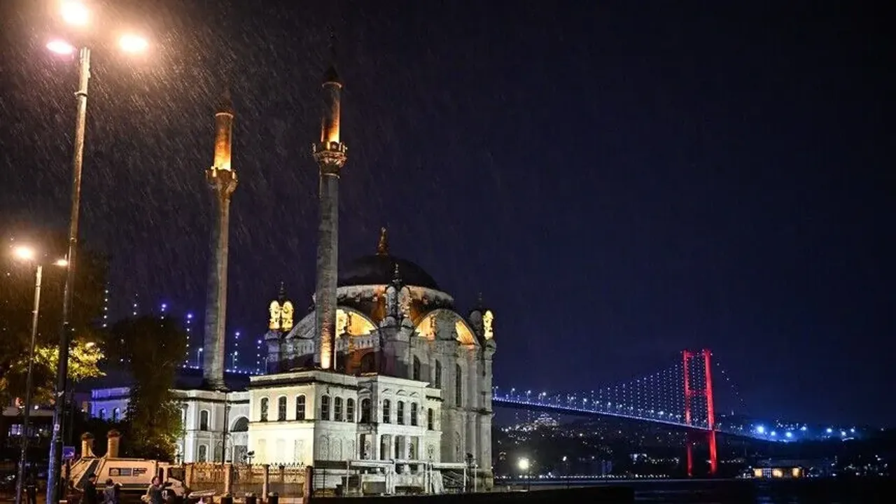 İstanbul’da sağanak yağış bazı bölgelerde etkili oldu