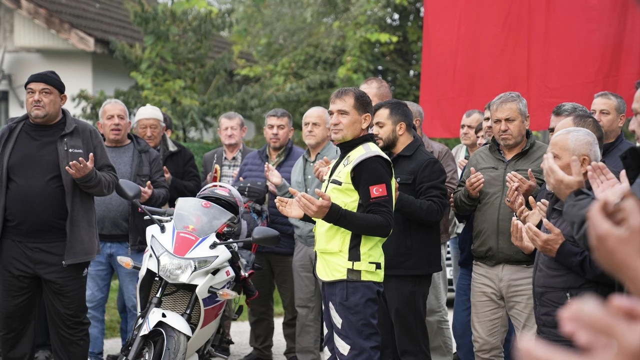 Düzceli iki tutkudan motosikletle umre yolculuğu
