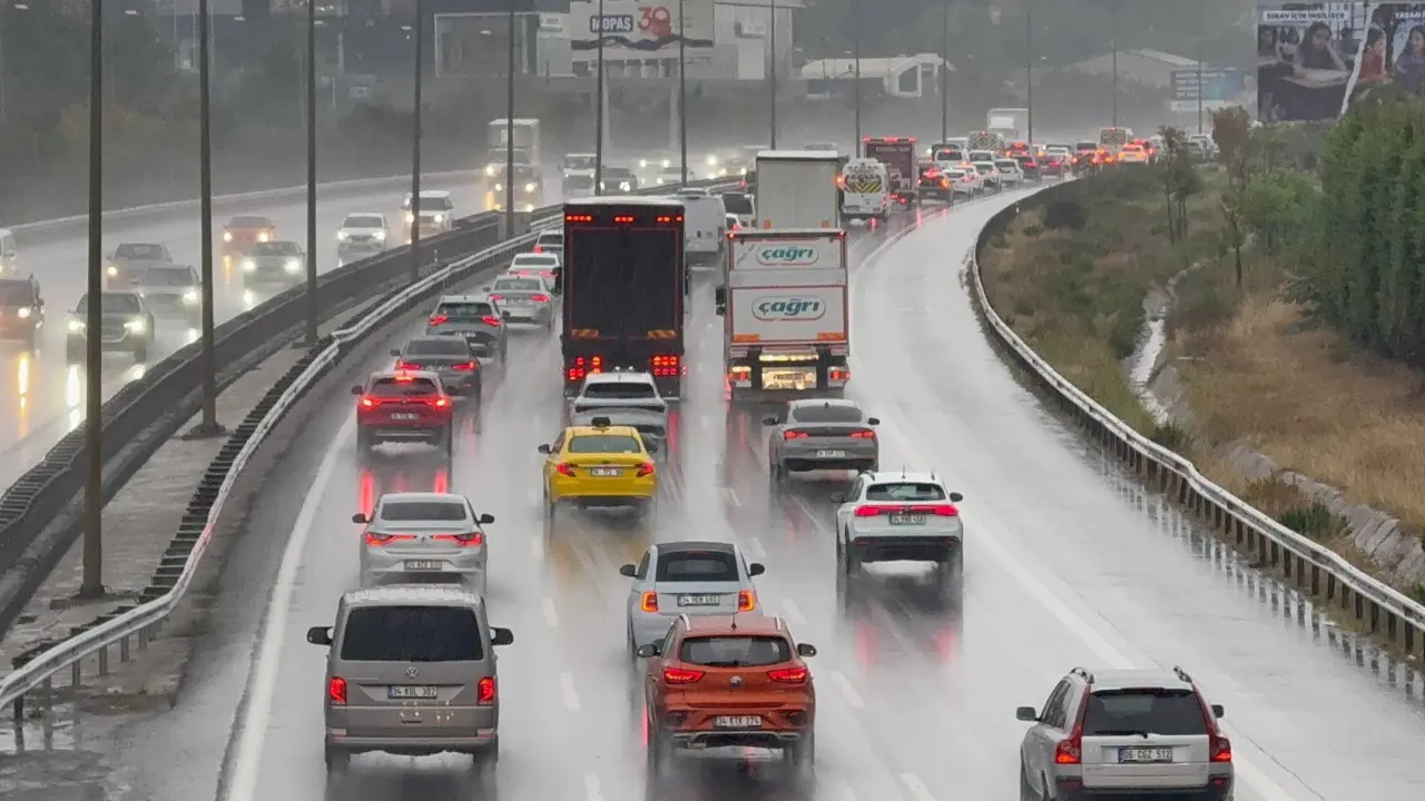 Yağmur İstanbul trafiğini vurdu: Yoğunluk yüzde 83