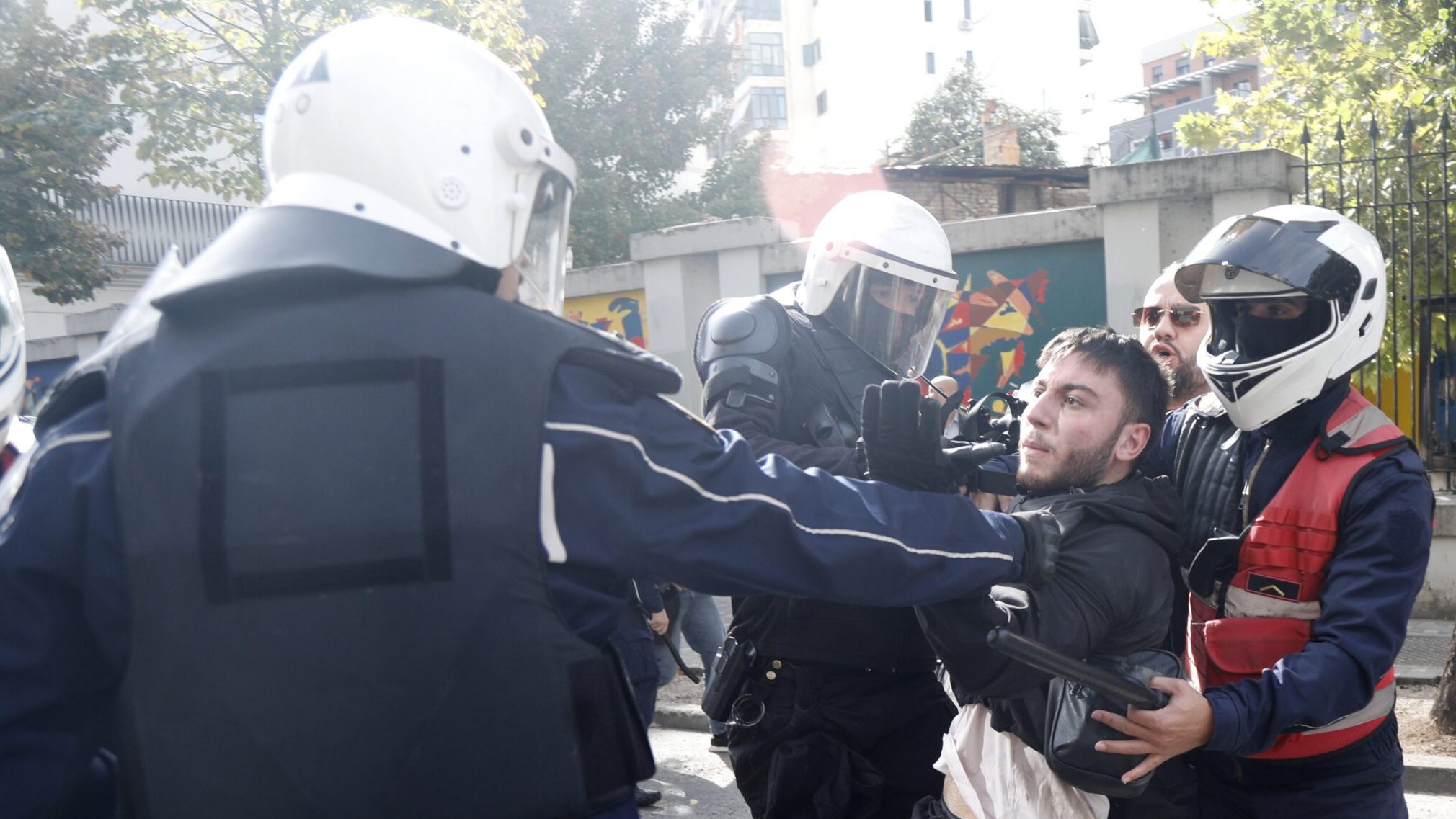 Arnavutluk krizi büyürken hükümete siyasi çözüm çağrısı
